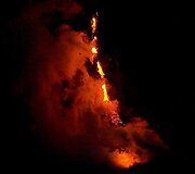 Į vandenyną teka lava