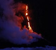 Į vandenyną teka lava