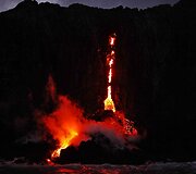 Į vandenyną teka lava