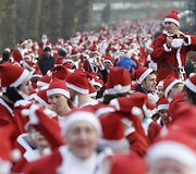 Kalėdų senelių bėgimo akimirka