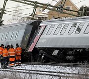 Nuo bėgių nuvažiavę traukinio vagonai