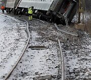 Nuo bėgių nuvažiavę traukinio vagonai