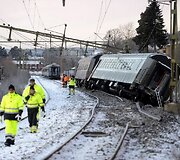 Nuo bėgių nuvažiavę traukinio vagonai