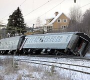 Nuo bėgių nuvažiavę traukinio vagonai