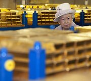 Didžiosios Britanijos karalienė Elizabeth II Anglijos banke