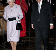 Didžiosios Britanijos karalienė Elizabeth II su Anglijos banko valdytoju Mervynu Kingu