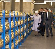 Didžiosios Britanijos karalienė Elizabeth II Anglijos banke