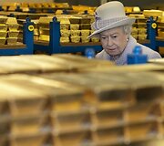 Didžiosios Britanijos karalienė Elizabeth II Anglijos banke