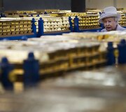Didžiosios Britanijos karalienė Elizabeth II Anglijos banke