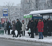 Žmonės vie&scaron;ojo transporto stotelėje