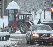 Automobilis apsnigtoje gatvėje