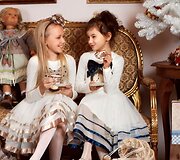 Ieva (de&scaron;inėje) su drauge