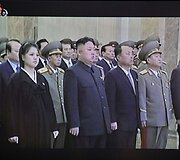 Kim Jong-Unas (centre) su žmona Ri Sol-Ju