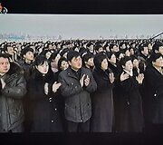 Žmonės susirinko į Kim Jong-Ilo pagerbimo ceremoniją