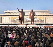 Žmonės susirinko į Kim Jong-Ilo pagerbimo ceremoniją