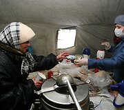 Maitinami su&scaron;alę Ukrainos benamiai