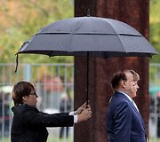 Moteris laiko skėtį vir&scaron; Vokietijos kanclerės Angelos Merkel ir Jemeno prezidento Abd-Rabbu Mansouro Hadi