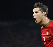 Portugalijos futbolininkas Cristiano Ronaldo džiaugiasi įvarčiu rungtynės su Olandija