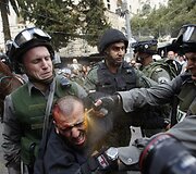 Sulaikydami palestinietį Izraelio kariai pur&scaron;kia pipirinęs dujas