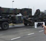 Žurnalistas fotografuoja raketas &bdquo;Patriot&ldquo; vežančią automobilių koloną.