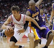 Kobe Bryantas bando atimti kamuolį i&scaron; Chandlerio Parsonso.