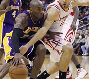 Kobe Bryantas ir Carlosas Delfino