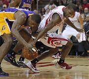 Metta World Peace ir Toney Douglas