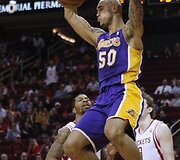 Roberto Sacre'o dėjimas į krep&scaron;į