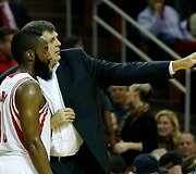 Jamesas Hardenas klauso Hiustono &bdquo;Rockets&ldquo; trenerio Kevin McHale'o nurodymų.