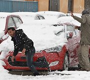 Jordanijoje vyrai mėtosi sniego gniūžtėmis