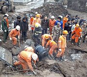 Nelaimės vietoje dirba gelbėtojai