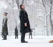 Lietuvos premjeras Algirdas Butkevičius prie Laisvės paminklo Rygoje