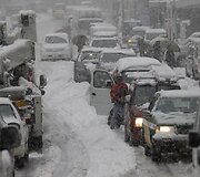Automobilių grūstis apsnigtoje gatvėje