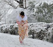 Kimono apsirengusi mergina eina apsnigtu taku.