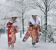 Kimono apsirengusios merginos eina apsnigtu taku.
