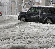 Automobilis apsnigtoje gatvėje