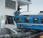 Į namą įsirėžęs traukinys