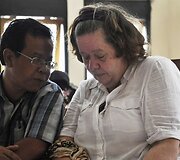 Lindsay Sandiford klauso vertėjo.