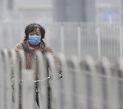 Moteris su respiratoriumi