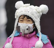 Mergaitė su respiratoriumi