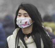 Moteris su respiratoriumi