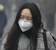 Moteris su respiratoriumi