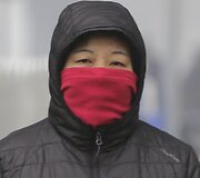 Moteris su respiratoriumi