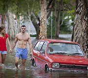 Pora brenda &scaron;alia apsemto automobilio