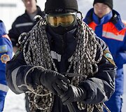 Specialistai ruo&scaron;iasi sukelti tyčinę sniego griutį.