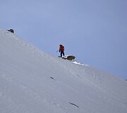 Specialistai ruo&scaron;iasi sukelti tyčinę sniego griutį.