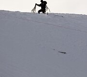 Specialistai ruo&scaron;iasi sukelti tyčinę sniego griutį.