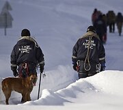 Specialistai ruo&scaron;iasi sukelti tyčinę sniego griutį.