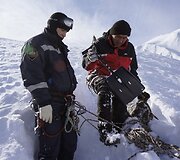 Specialistai ruo&scaron;iasi sukelti tyčinę sniego griutį.