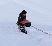 Specialistai ruo&scaron;iasi sukelti tyčinę sniego griutį.